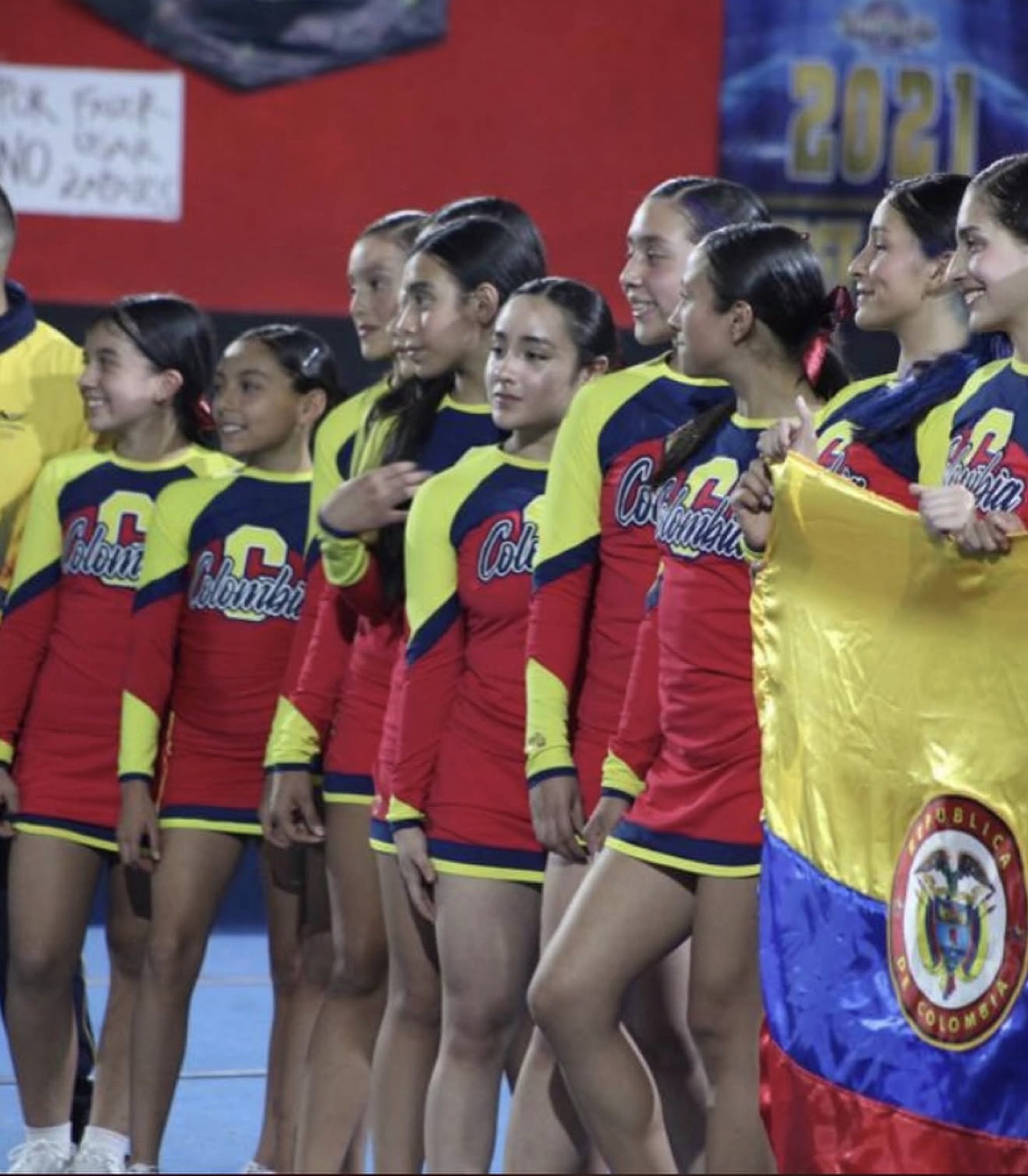 Con la bandera de Colombia